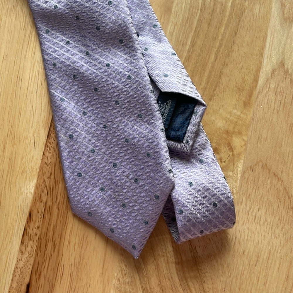 Ryan Seacrest 100% silk lavender w/gray dots tie